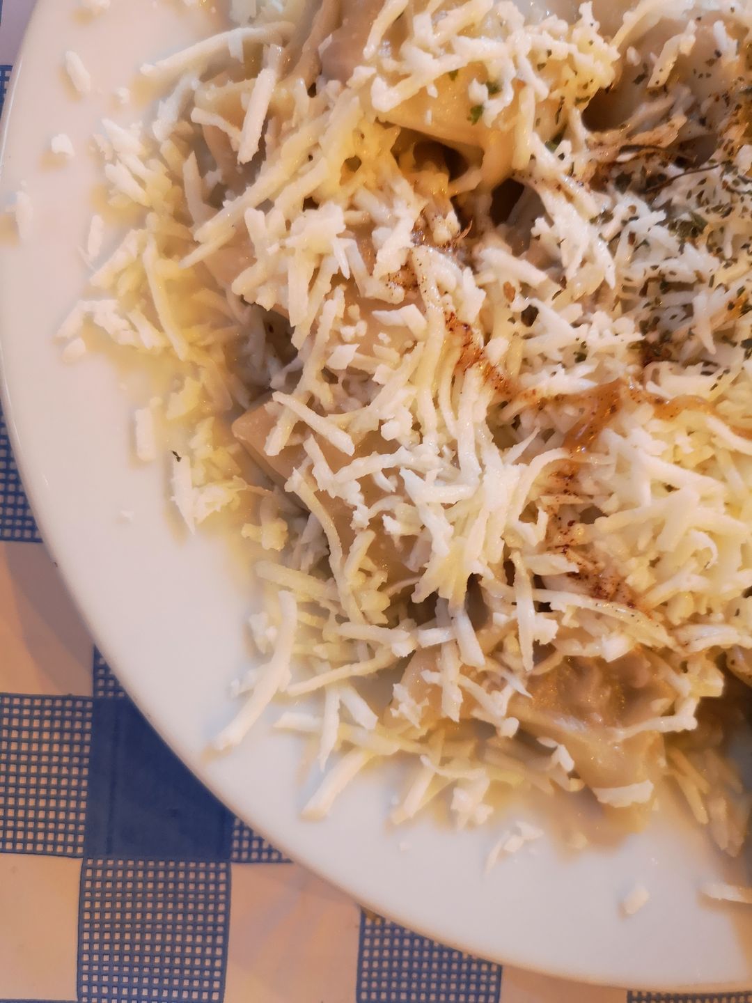 Tarte na grubych oczkach houllomi jest omastą na cypryjskich pierożkach 