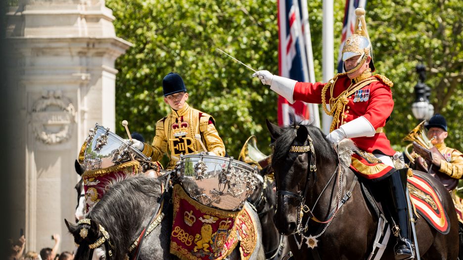 "Trooping" the colour to oifcjalne uroczystości z okazji urodzin królowej Elżbiety II