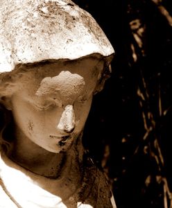 Wandale rzucili figurką Matki Boskiej w remizę. Nagrały ich kamery
