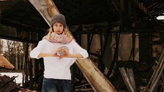 Magdalena Kruk na tle zniszczonego domu