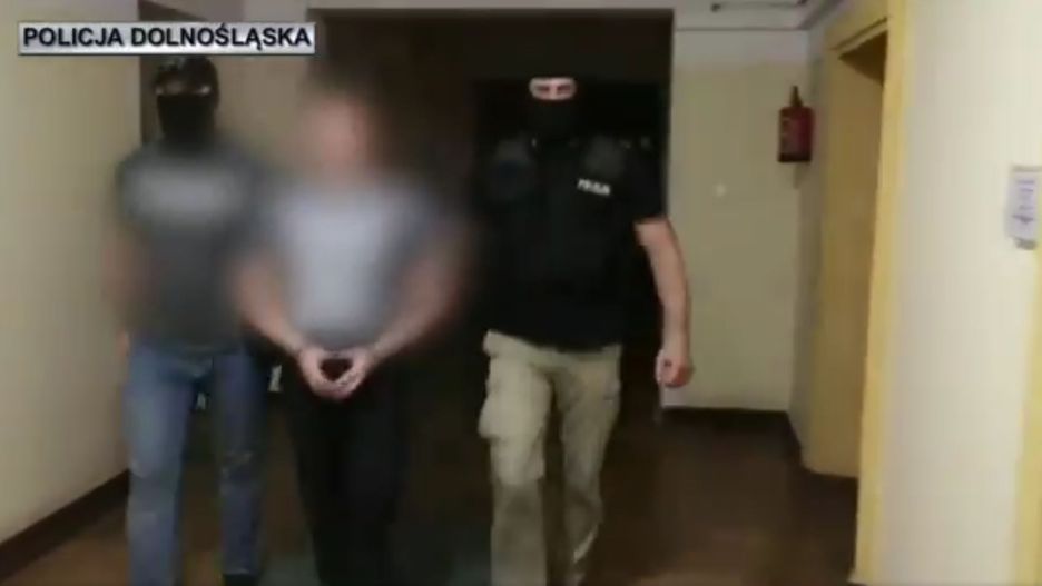 Podczas zatrzymania przez "łowców głów" mężczyzna był mocno zaskoczony
