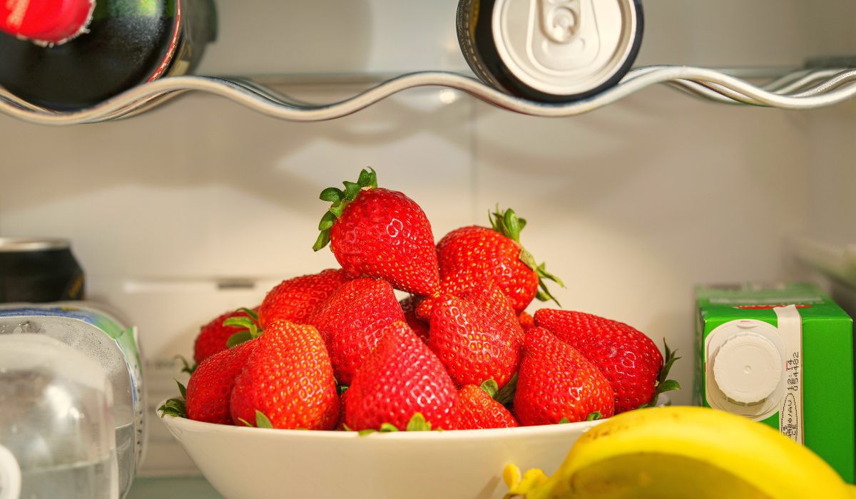 Przechowywanie truskawek w misce w lodówce - Pyszności; Foto Canva.com