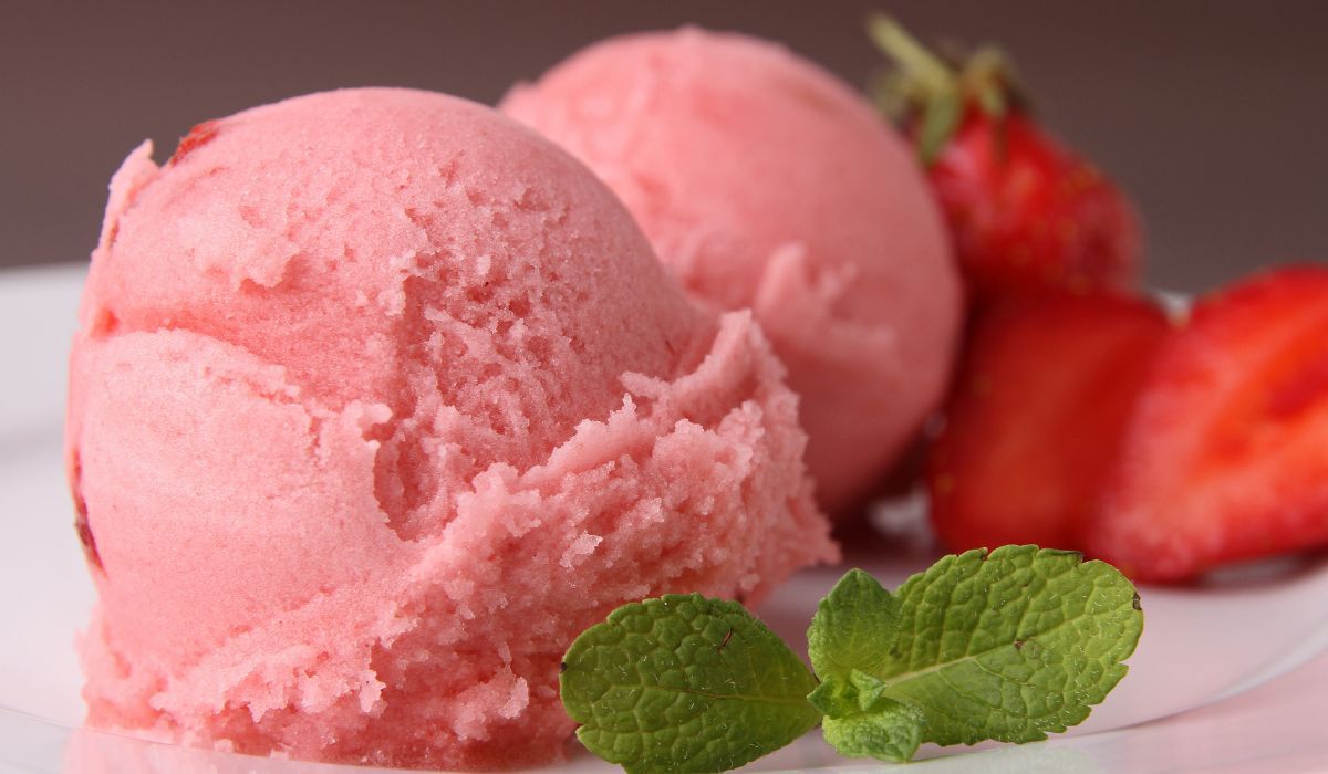 Domowe lody truskawkowe - Pyszności; Foto Canva.com