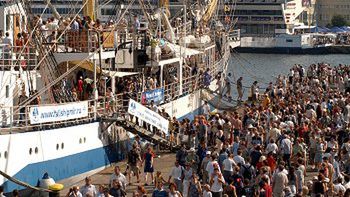 Tłumy okupują żaglowiec rosyjski "Mir"