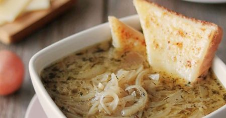 Francuska zupa cebulowa. Rozgrzewająca i aromatyczna