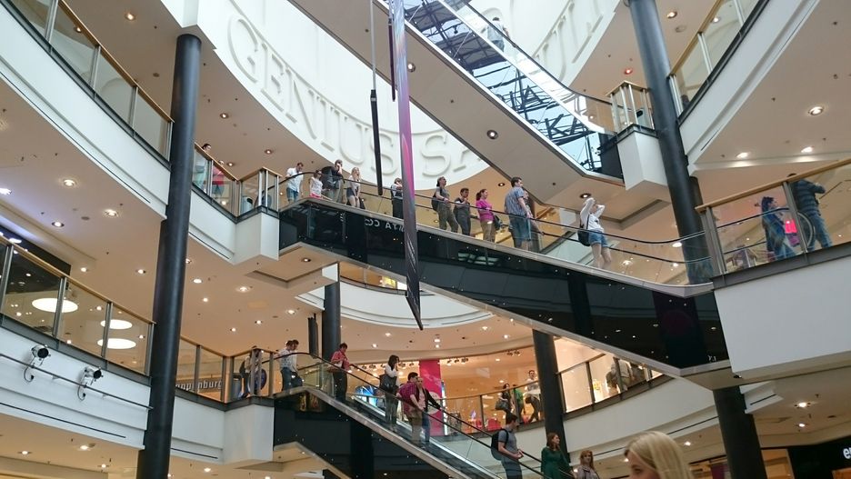 Galerie w niehandlowe niedziele są zwykle otwarte, ale działają w nich wtedy tylko punkty usługowe.