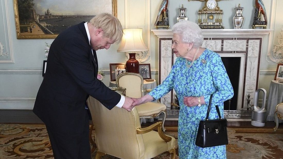 boris johnson królowa elżbieta ii