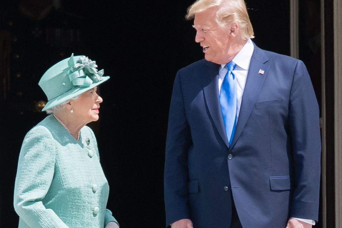 Donald Trump na przyjęciu z królową Elżbietą pozwolił sobie na zbyt wiele. Złamał protokół