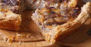 Tarta z cebulowym farszem. Prosty sposób na obiad