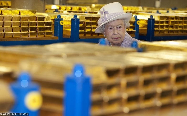 Królowa Elżbieta II w skarbcu Banku Anglii.
