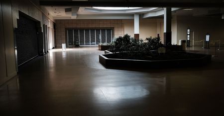 Jeszcze chwilę temu tętniło tu życie. Upadłe centrum handlowe