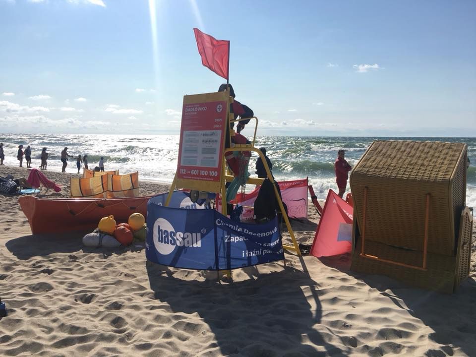 Czerwona flaga na plaży to wyraźny znak, że obowiązuje zakaz kąpieli
