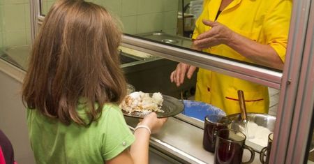 Strajk nauczycieli wciąż trwa. Firmy cateringowe i sklepiki szkolne są pod ścianą, liczą straty