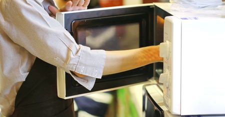 Jak wyczyścić mikrofalówkę? Domowe i ekologiczne sposoby