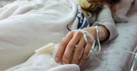 Pijana 12-latka trafiła do szpitala. Ktoś ją przywiózł w nocy