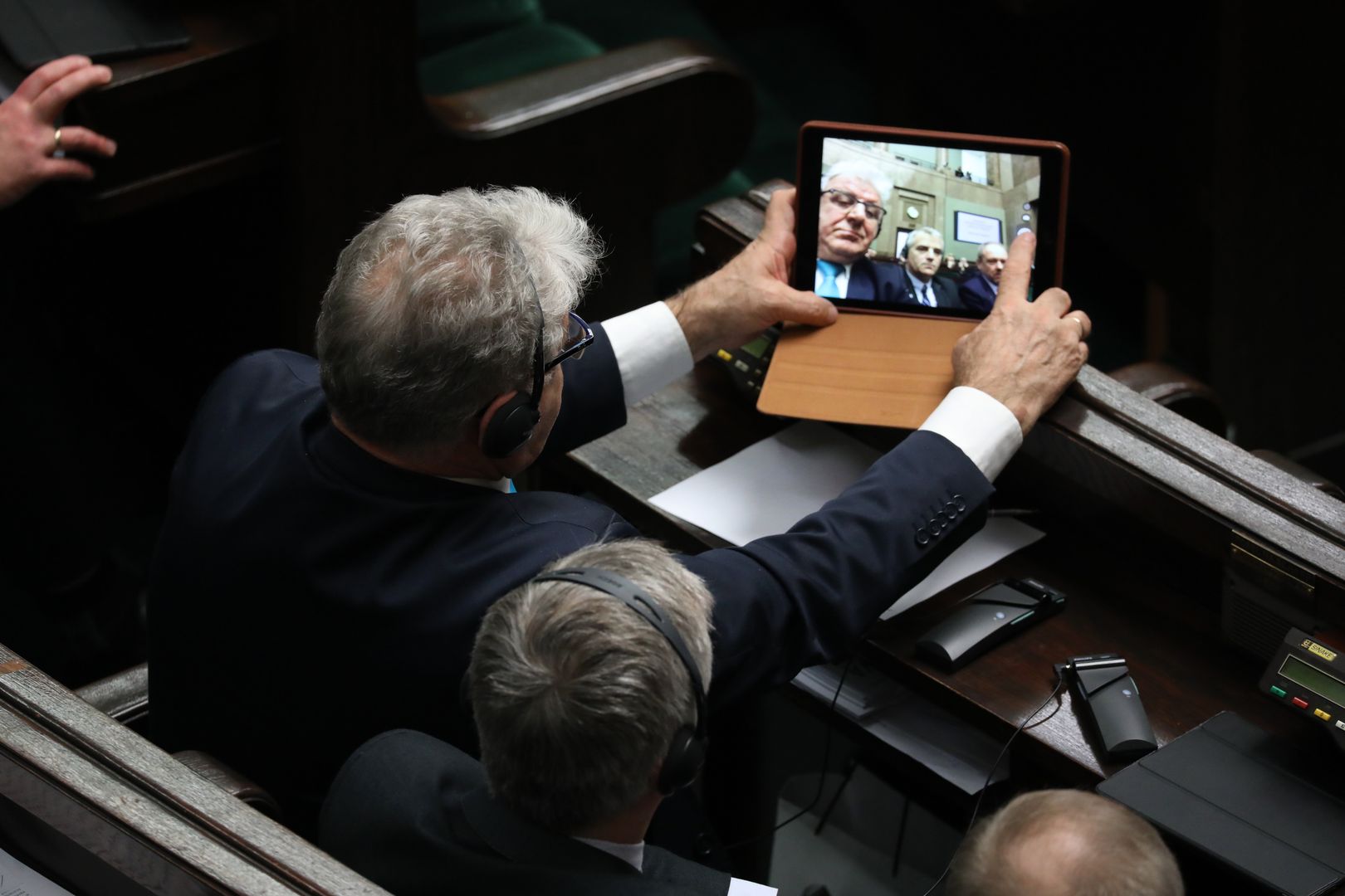 Historyczna chwila polskiego Sejmu, a posłowie? Mieli inne "zajęcie"