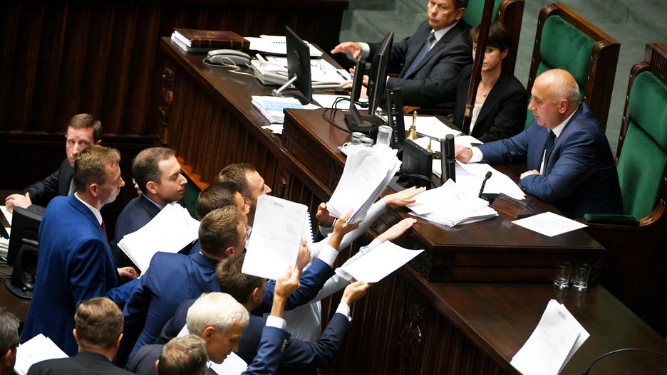 Posłowie opozycji zgłaszają poprawki do projektu ustaw 