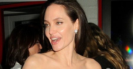 Wpadka Angeliny Jolie? Aktorka nie jest tak nieskazitelna, jak się wydaje. Na premierę filmu wybrała kreację, którą zdeformowała sobie biust