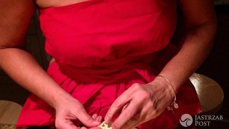 Ewa Wachowicz lepi uszka w eleganckiej sukience