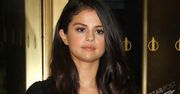 Selena Gomez w skromnej małej czarnej. Za to jaka torebka! Takiego modelu Louis Vuitton jeszcze nie widzieliśmy na salonach
