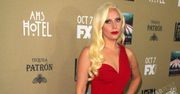 Lady Gaga jak dama w czerwieni. Kusi nogą niczym Angelina Jolie