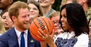 Tak książę Harry uwodził Michelle Obamę. Wyglądali razem jak z obrazka! Harry w garniturze pod kolor sukienki pierwszej damy USA