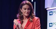Caitlyn Jenner w czerwonym garniturze. Ma 65 lat i nogi do nieba!