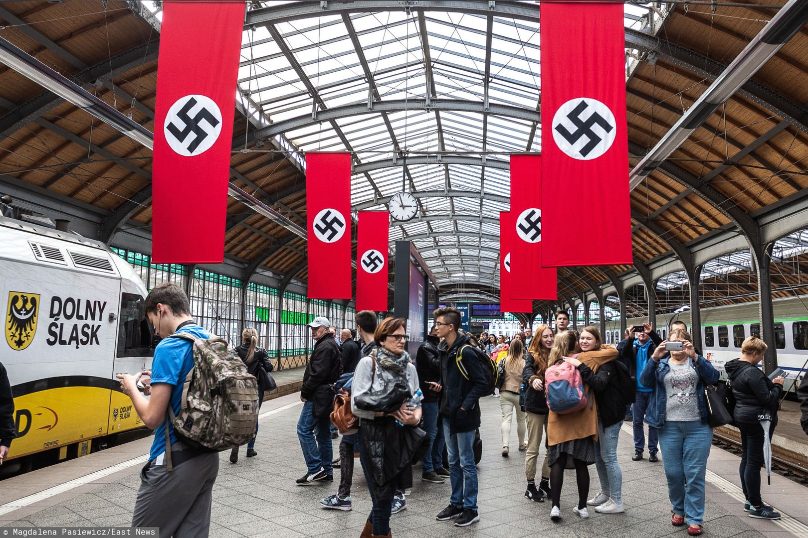 Swastyki na Dworcu Wrocław Główny. Pasażerowie zaskoczeni i zdezorientowani 