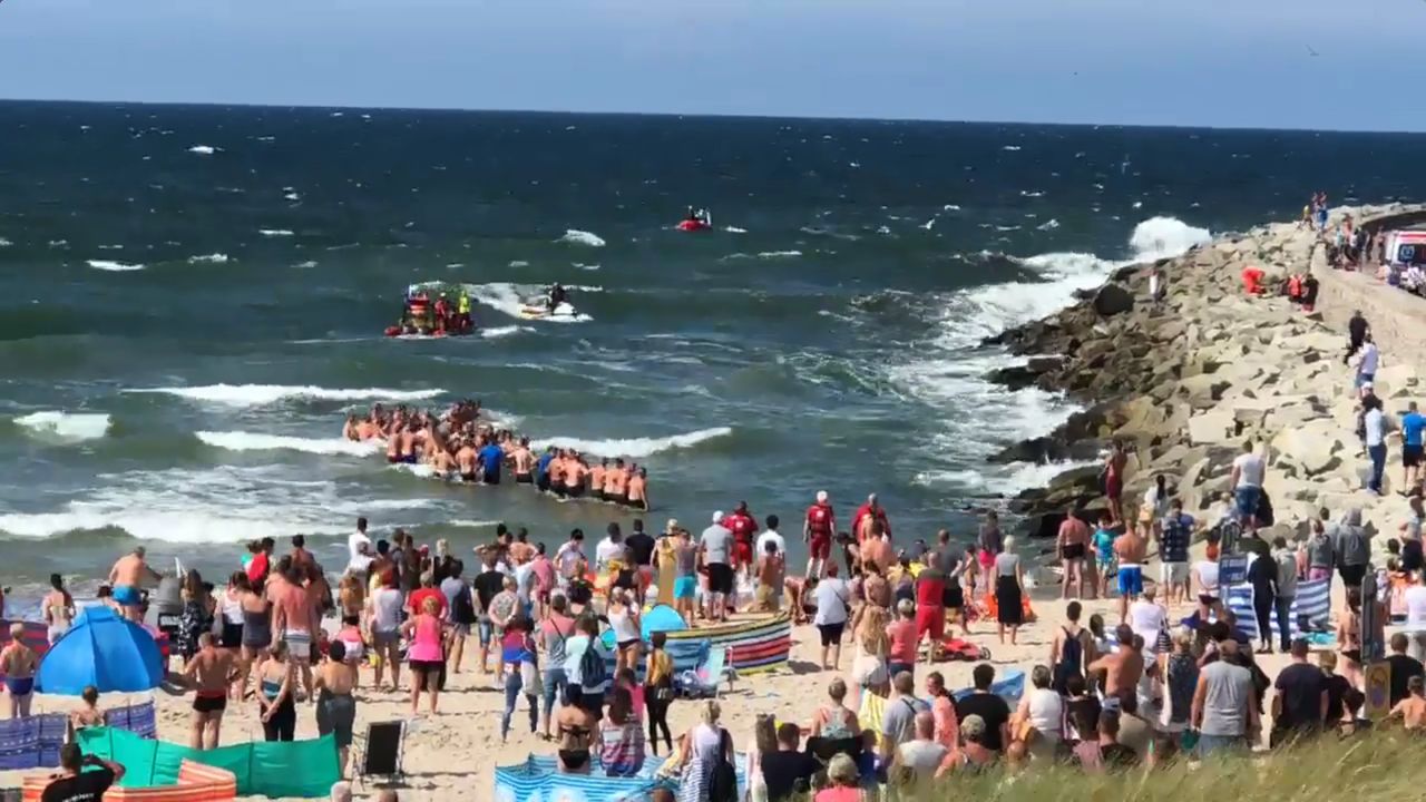 Dwaj bracia i siostra zaginęli przy falochronie w Darłówku. Jednego chłopca odnaleziono, jest nieprzytomny