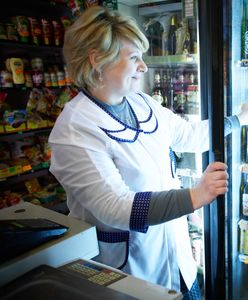 Dyskonty i hipermarkety miały je zniszczyć. Tymczasem Polacy kochają małe sklepy