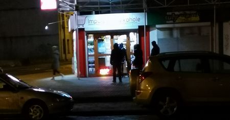 "Dezynfekcja wewnętrzna". Alkohol w czasie kwarantanny płynie strumieniami