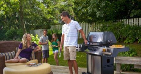 Jaki grill ogrodowy wybrać: węglowy czy gazowy?