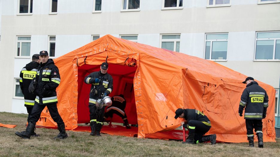 Próbne rozłożenie przyszpitalnej izby przyjęć zajęło strażakom godzinę.