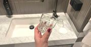 Przy umywalce w hotelu masz szklanki? Nikt Ci o nich tego nie powie...