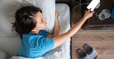 Ładujesz telefon na łóżku, gdy śpisz? To ogromny błąd, który może Cię drogo kosztować