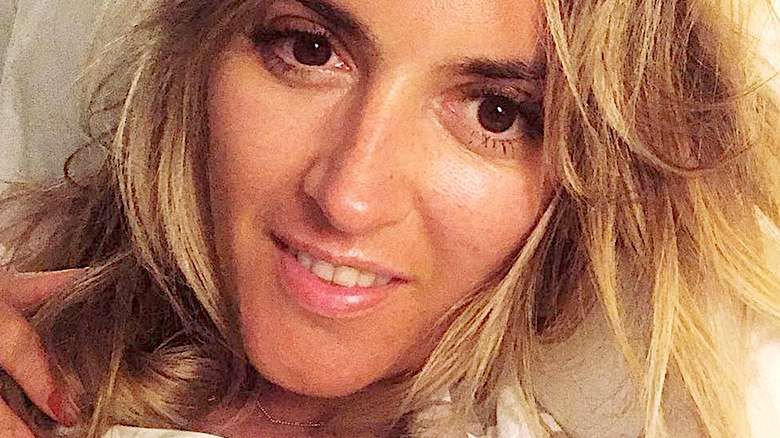 Karolina Szostak w łóżku