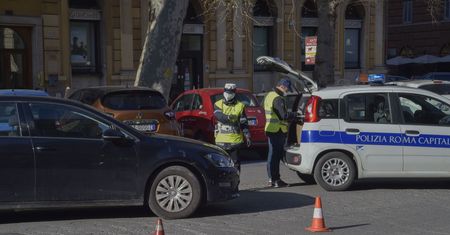 Koronawirus we Włoszech. Mafia rozwozi jedzenie, ale taka pomoc może być złudna