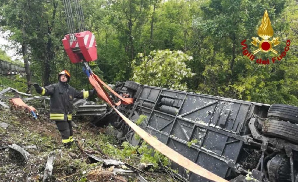 Tragedia we Włoszech. Autokar spadł ze skarpy