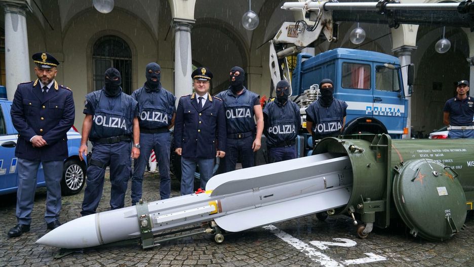Włochy. Policjanci skonfiskowali broń, w tym rakietę powietrze-powietrze