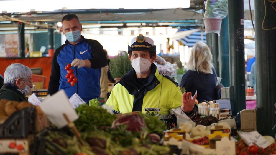 Koronawirus - Włochy. Kary za łamanie zakazów podczas epidemii. Na zdjęciu: kontrola targowiska w Wenecji