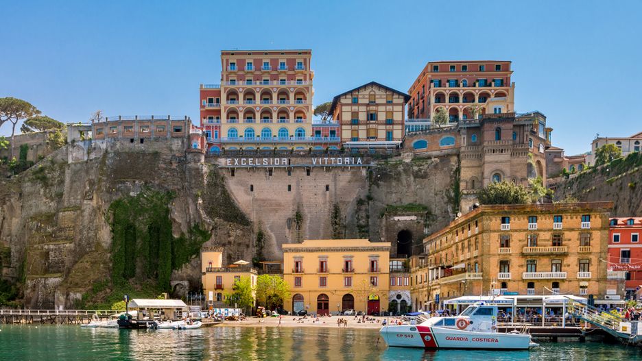 Sorrento położone nad Zatoką Neapolitańską naprzeciw Wezuwiusza, słynie z przepięknych widoków