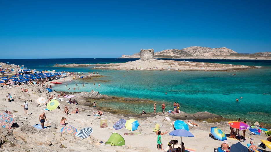 Włochy. 10 ton piasku wywiezionego przez turystów wróciło na plaże Sardynii