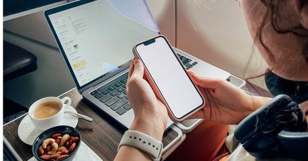 Dużo latam. Włączam tryb samolotowy w telefonie, a i tak mogę wysyłać SMS-y podczas lotu