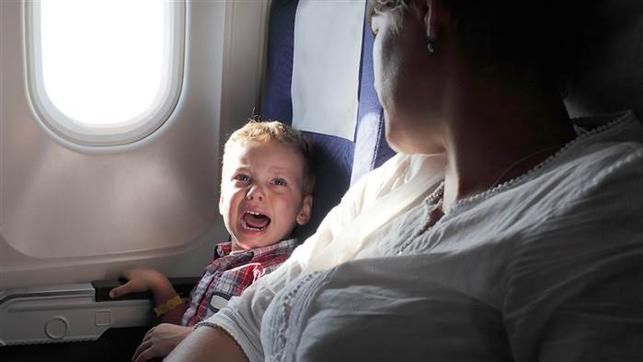 Uroki podróży samolotem. "Nadchodzi krzyczące dziecko"