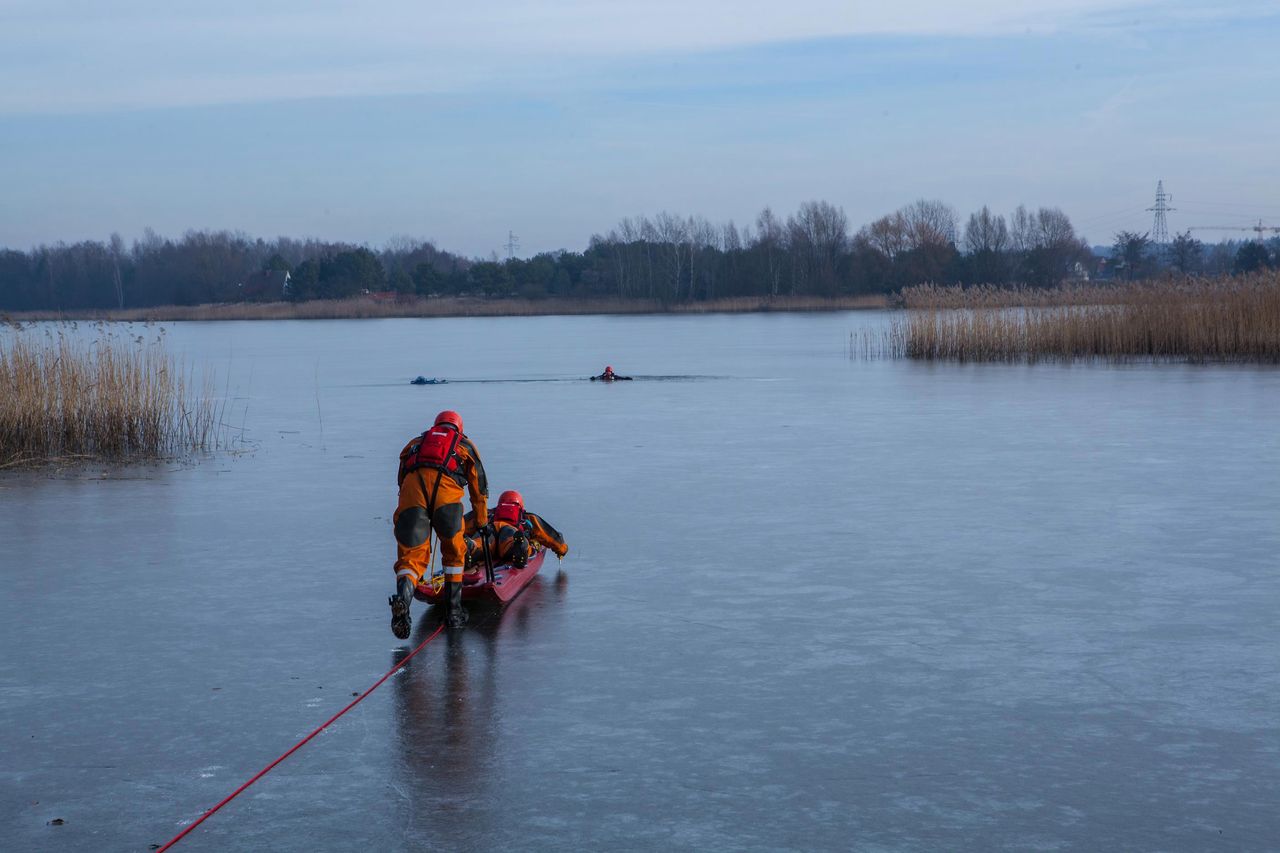 Strażacy na lodzie