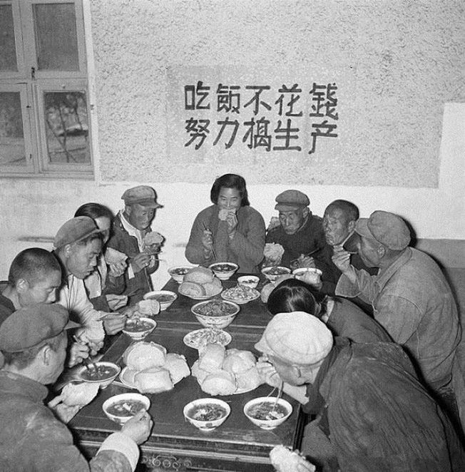 Ludzie w kantynie komunalnej w Chinach. 