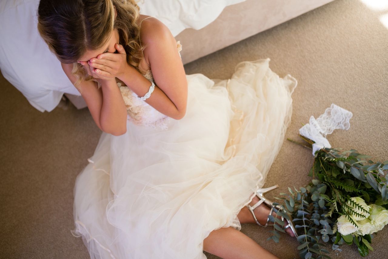 Płacząca panna młoda. Ślubny stres zrujnował wesele niejednej kobiety