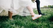 Panna młoda w adidasach za 1000$ i krótkiej sukni ślubnej. Internauci skrytykowali nietypową stylizację