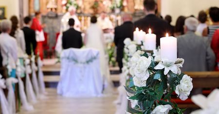 Nie dają koperty, a i tak idą na wesele. Ekspert od savoir-vivre'u radzi, jak nie popełnić gafy