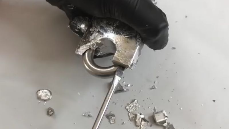 Kłódka rozpada się w zatrważającym tempie